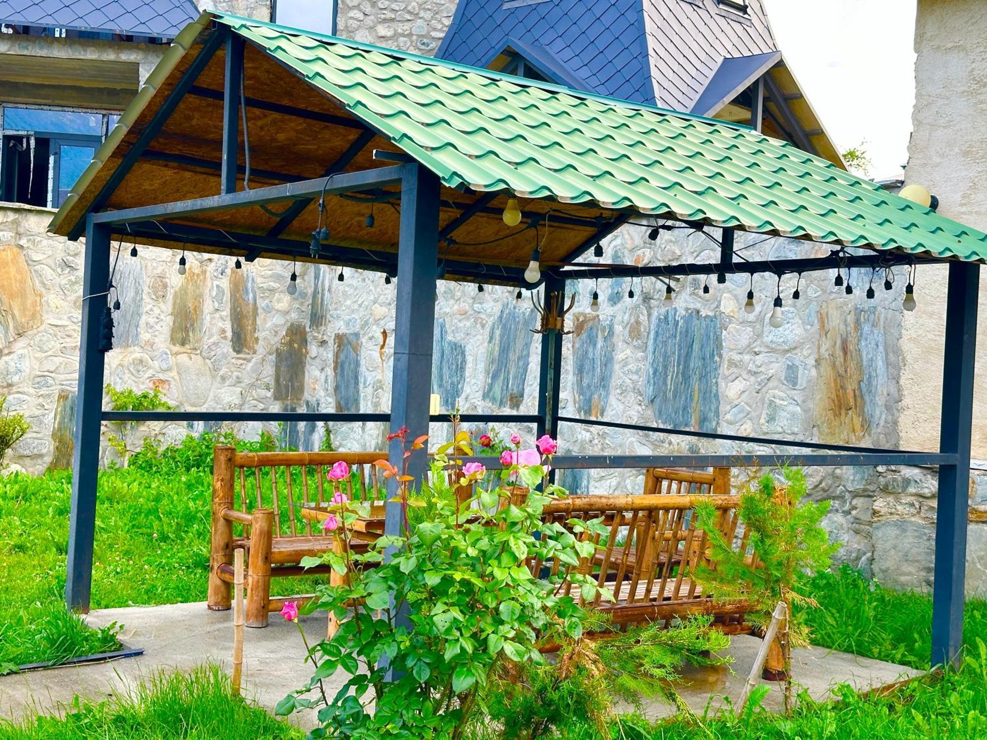 Mziuri Guest House Местия Екстериор снимка
