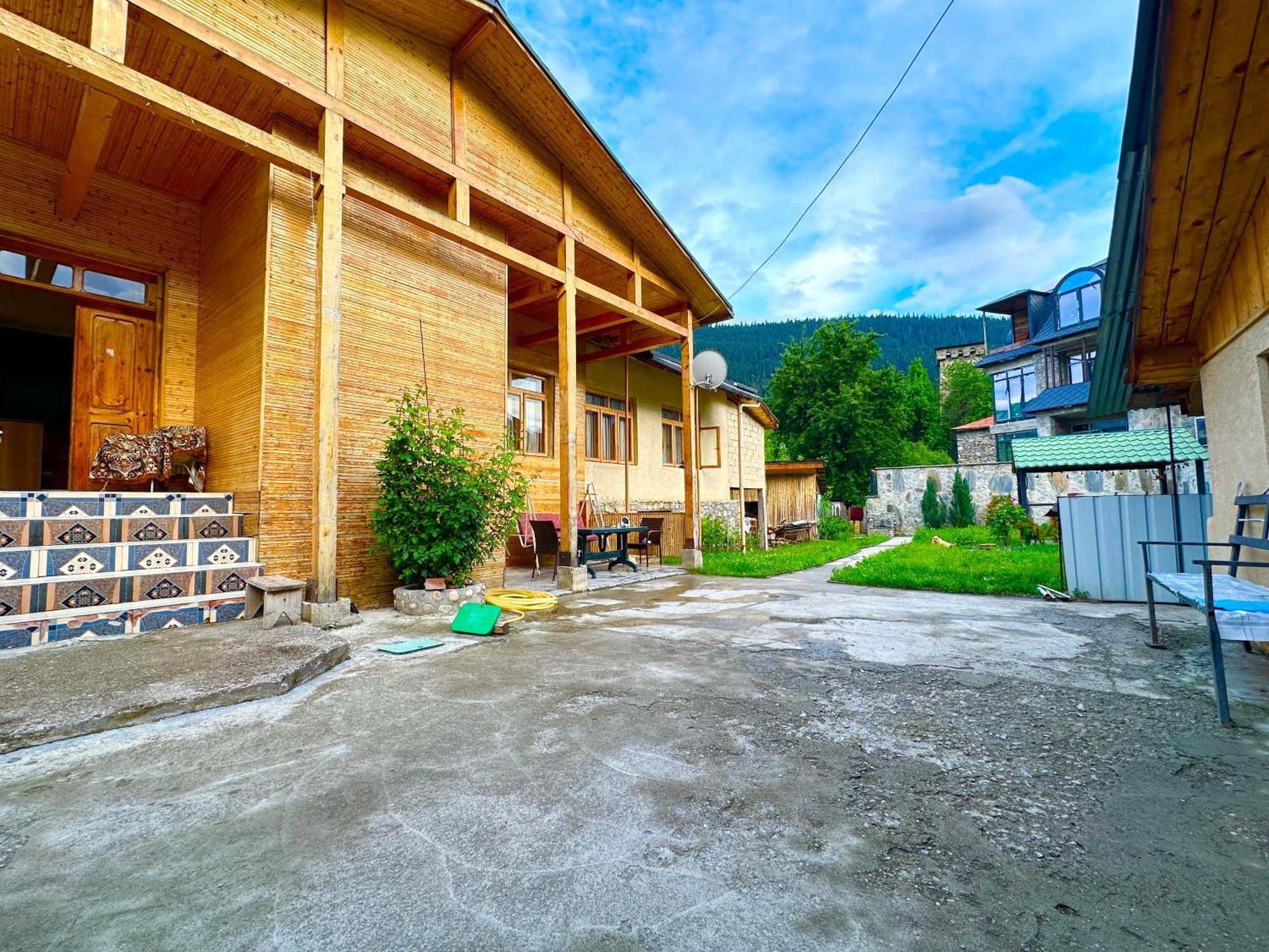 Mziuri Guest House Местия Екстериор снимка