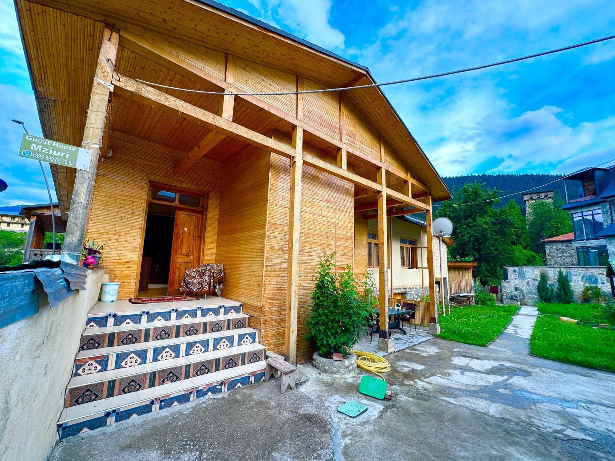 Mziuri Guest House Местия Екстериор снимка