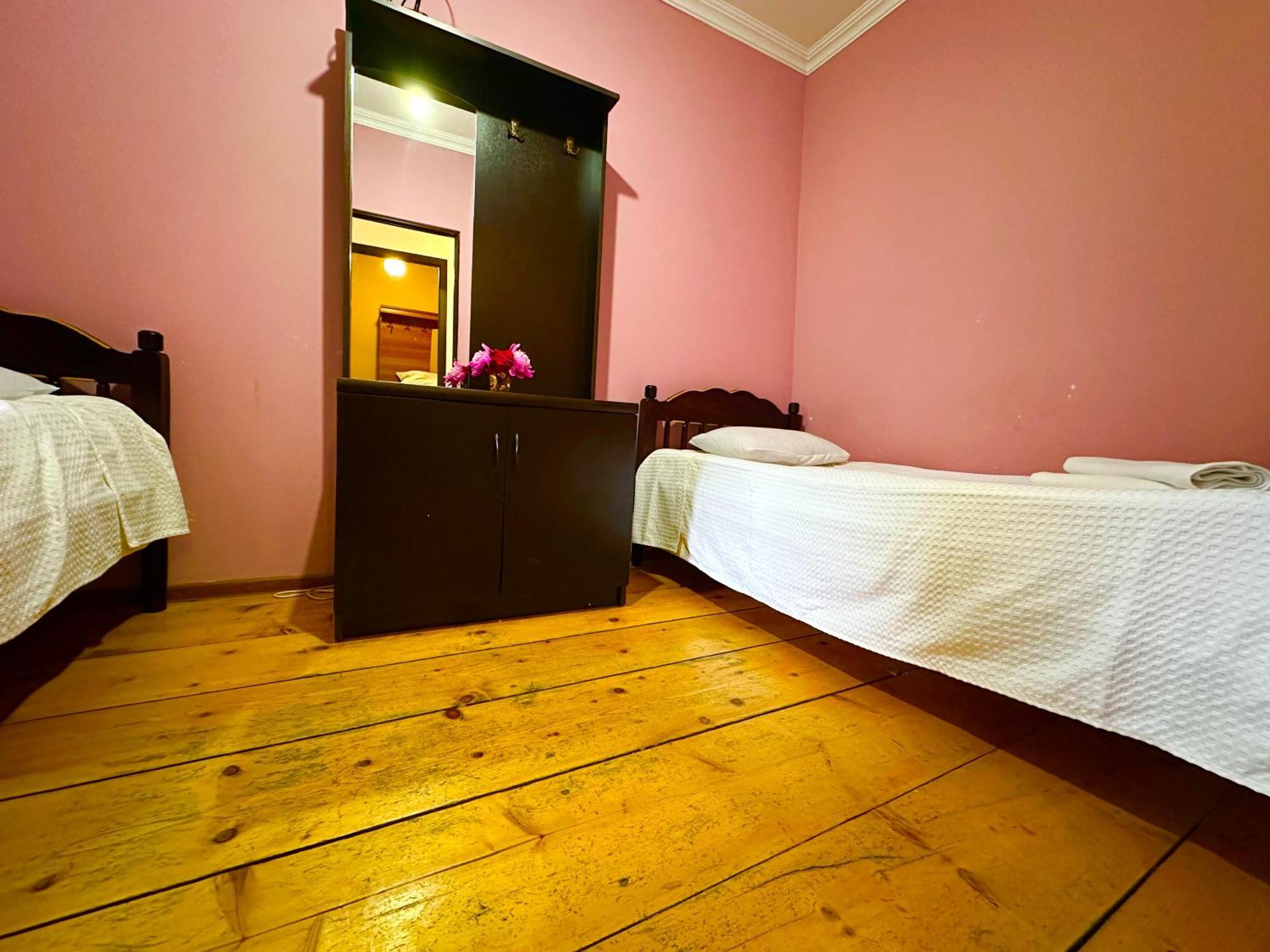 Mziuri Guest House Местия Екстериор снимка