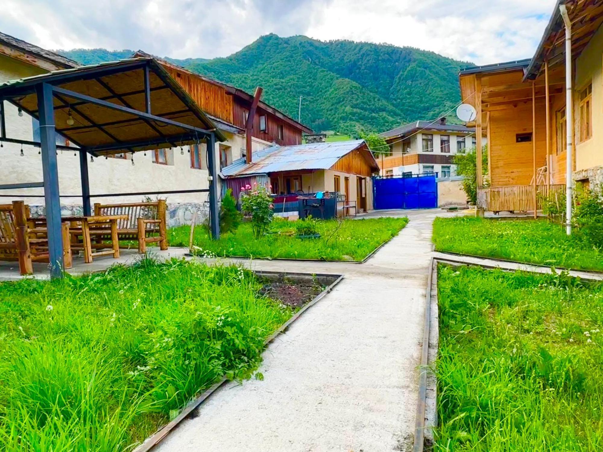 Mziuri Guest House Местия Екстериор снимка