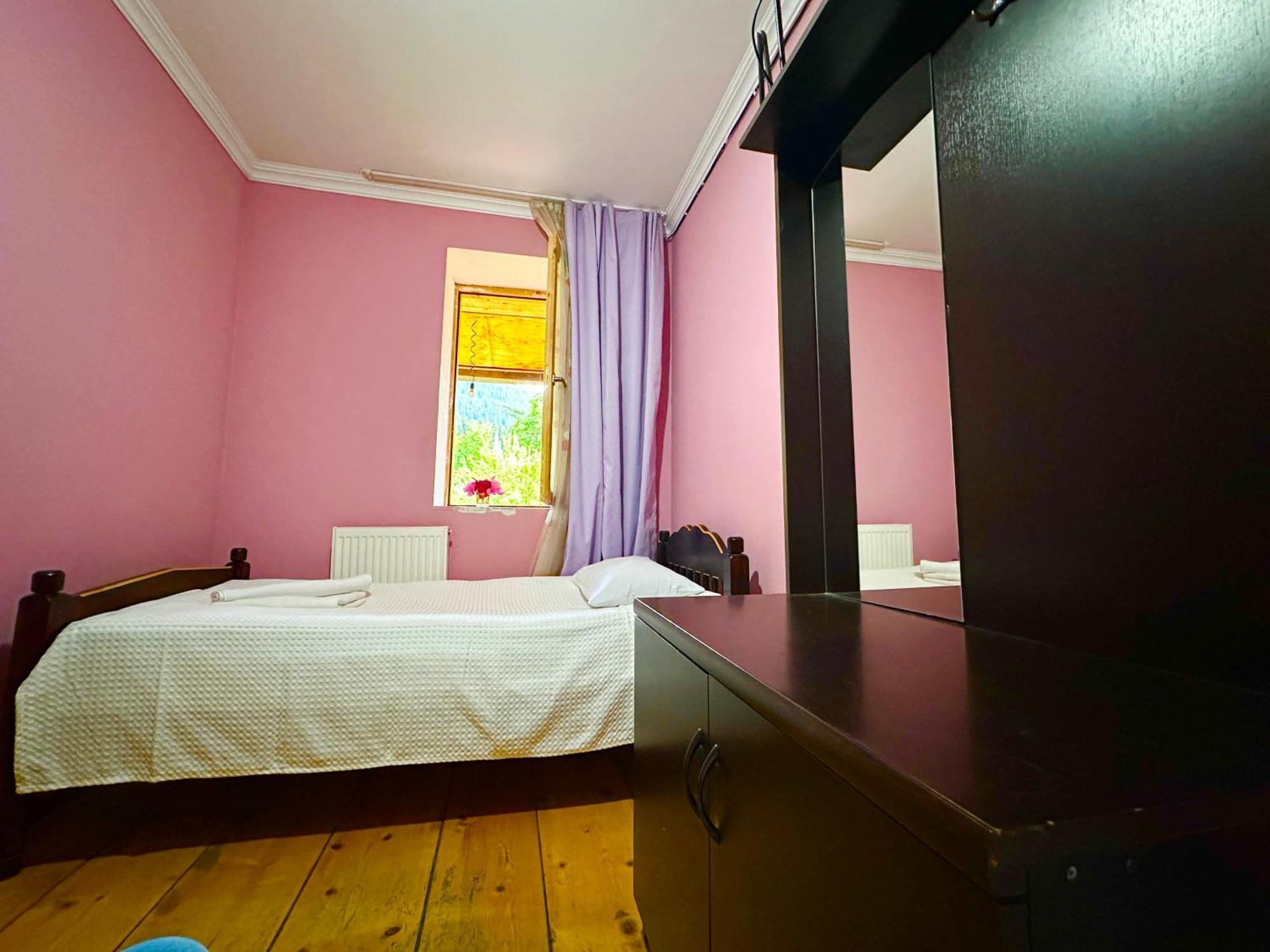 Mziuri Guest House Местия Екстериор снимка
