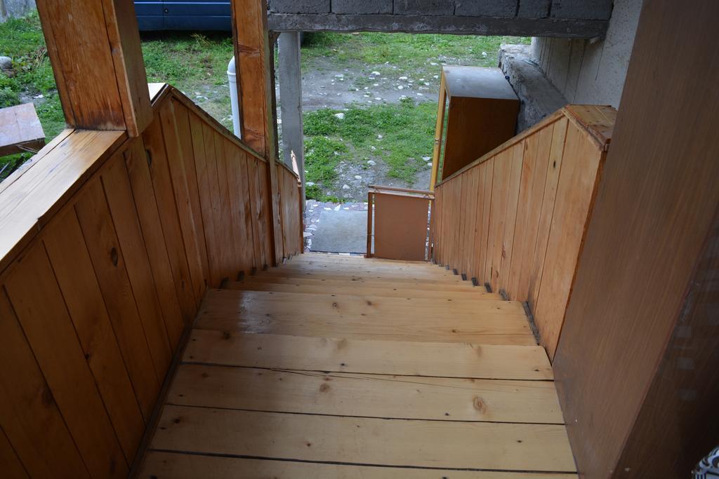 Mziuri Guest House Местия Екстериор снимка