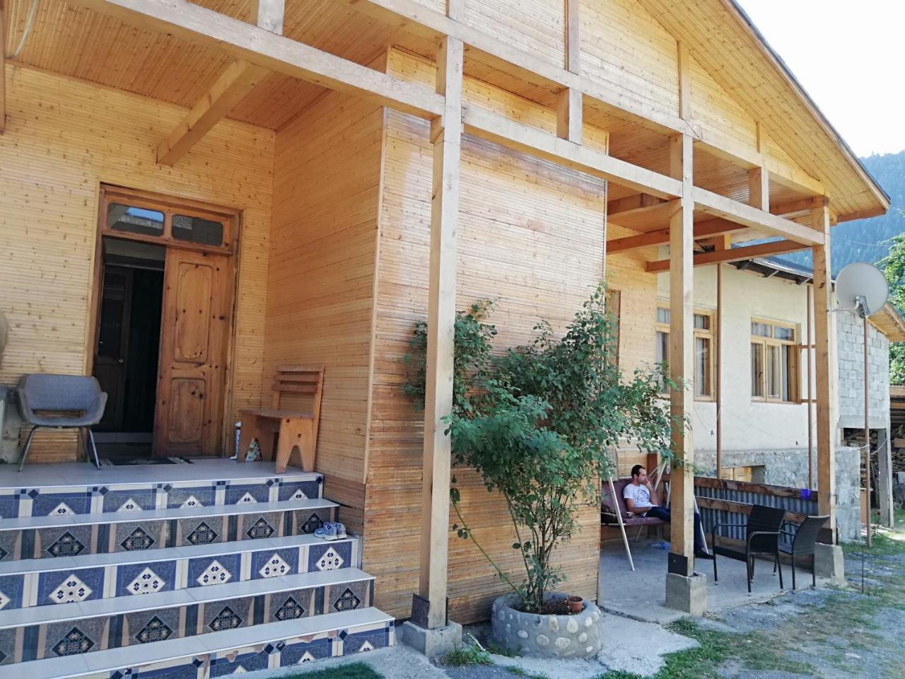 Mziuri Guest House Местия Екстериор снимка